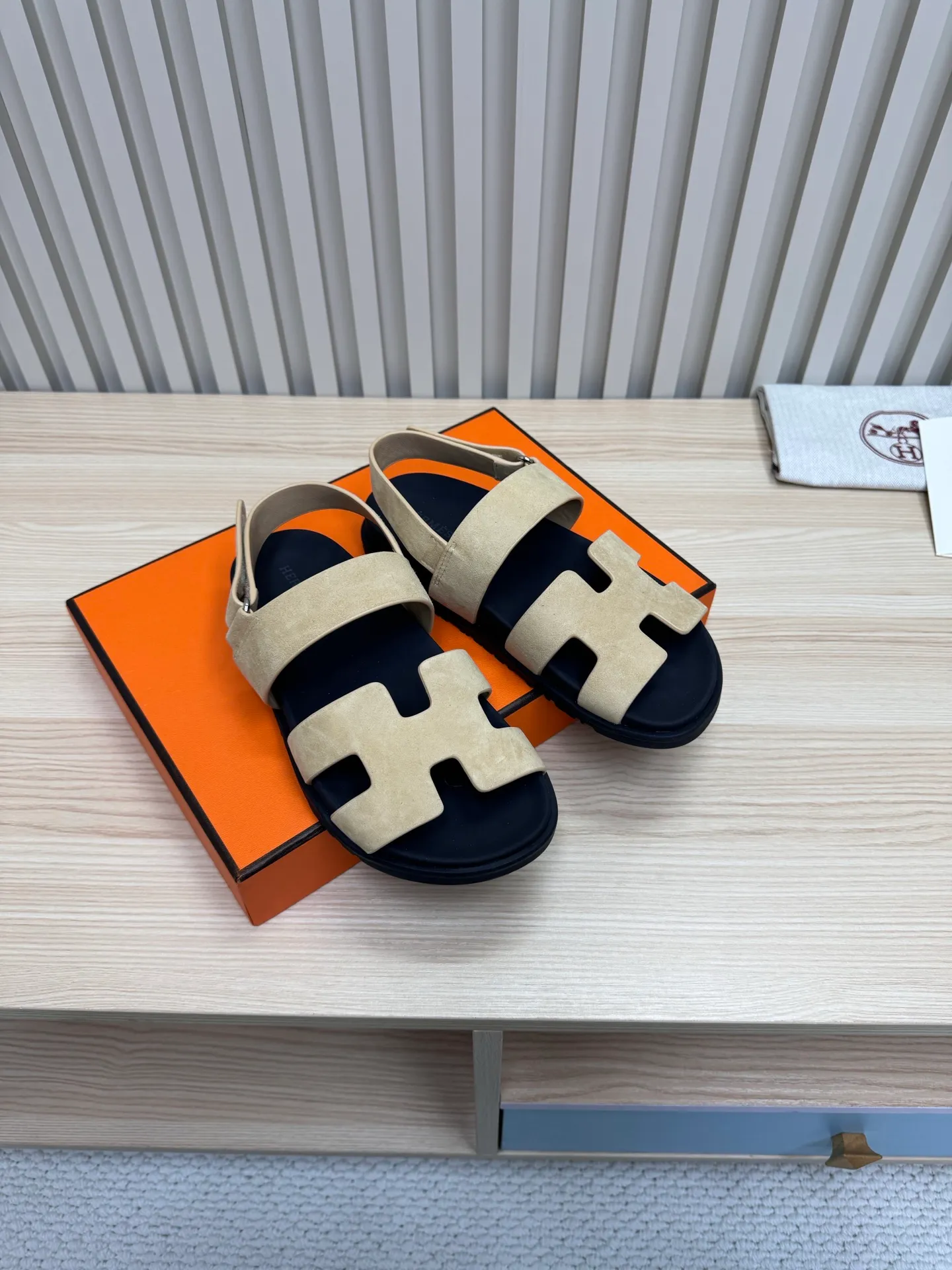 👟👟Ex-factory price 502👟👟Hermes🐎The extremely popular couple’s second uncle slippers/golden sandals and slippers, paired with various colorful socks, are so trendy!  ———————— Upper: imported cowhide/sheep leather/cloth/palmprint leather lining: imported cowhide/sheepskin outsole: Tpu non-slip and wear-resistant outsole Female size: 35-42 (40.41.42 non-returnable and non-exchangeable) Male code: 39-45 (45 non-returnable and non-exchangeable)